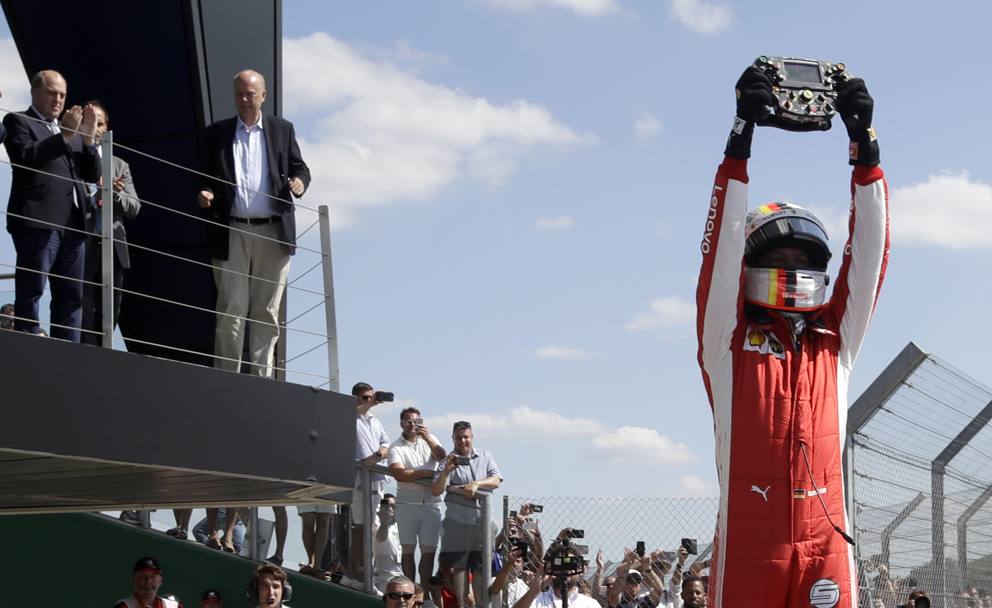 Vettel festeggia la vittoria a Silverstone. Ap